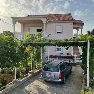 https://apartmani-mirela.primorje-gorskikotar.com