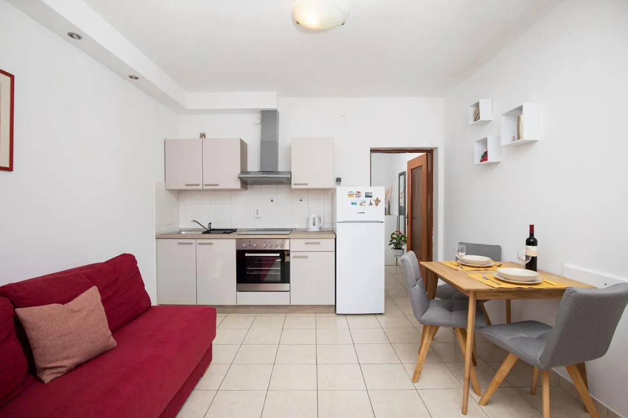 Sunny Apartment Valbandon 法扎纳