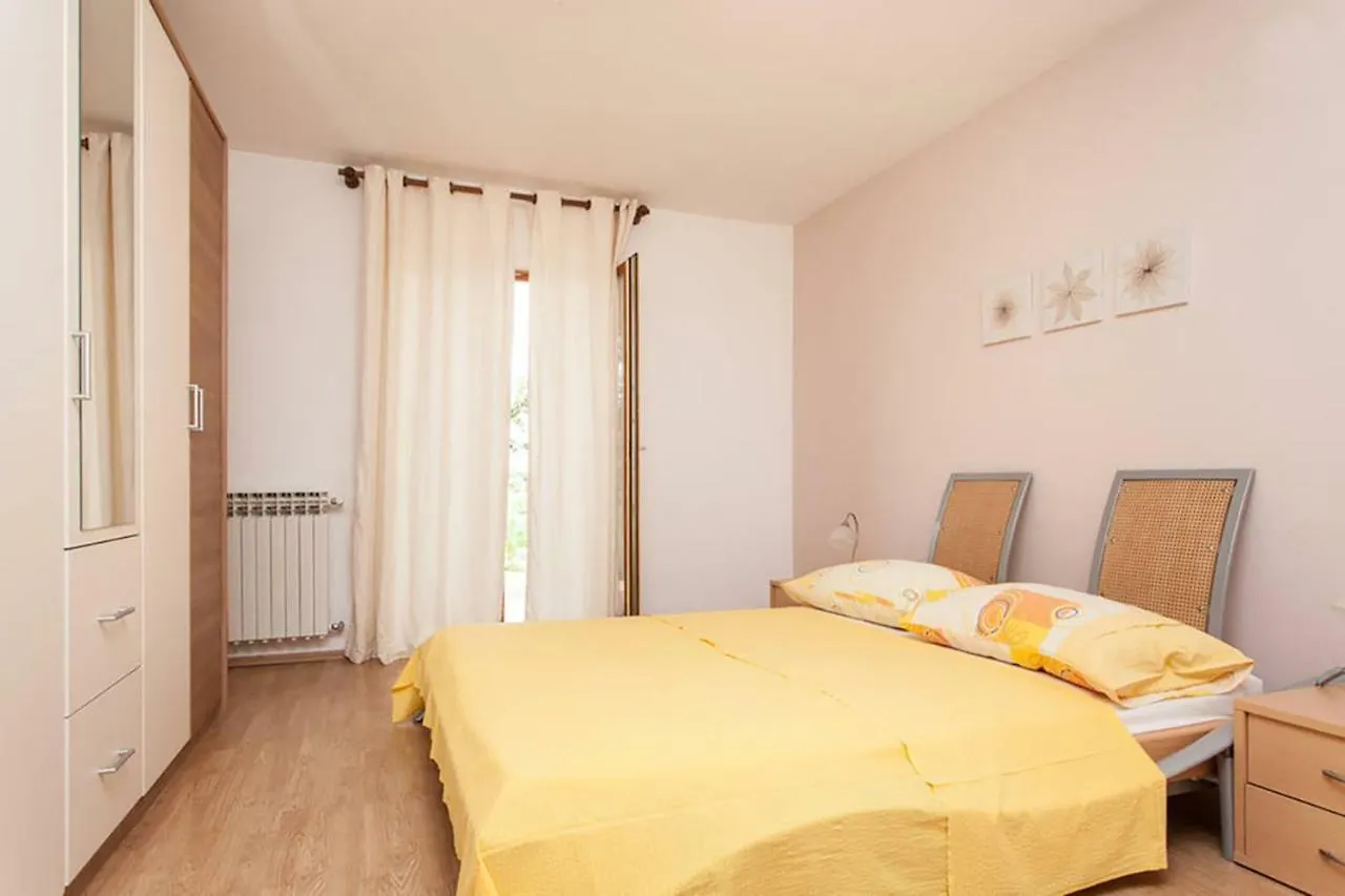 Sunny Apartment Valbandon 法扎纳